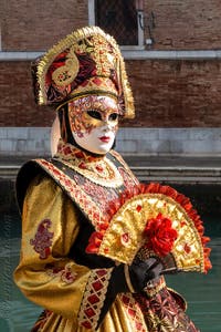 I figuranti del carnevale di Venezia davanti all'Arsenale di Venezia