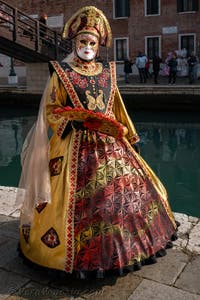 I figuranti del carnevale di Venezia davanti all'Arsenale di Venezia