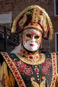 I figuranti del carnevale di Venezia davanti all'Arsenale di Venezia