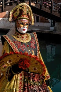 I figuranti del carnevale di Venezia davanti all'Arsenale di Venezia