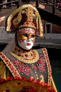 I figuranti del carnevale di Venezia davanti all'Arsenale di Venezia