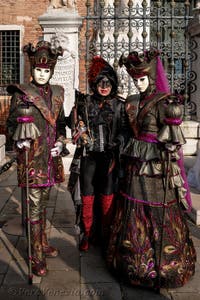 I figuranti del carnevale di Venezia davanti all'Arsenale di Venezia