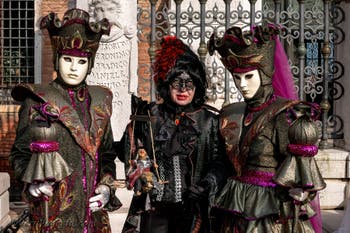 I figuranti del carnevale di Venezia davanti all'Arsenale di Venezia