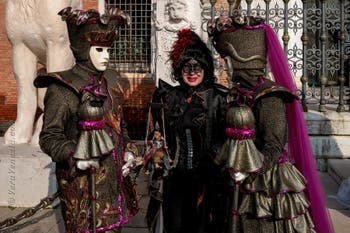 I figuranti del carnevale di Venezia davanti all'Arsenale di Venezia