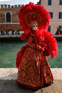 I figuranti del carnevale di Venezia davanti all'Arsenale di Venezia