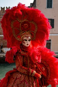 I figuranti del carnevale di Venezia davanti all'Arsenale di Venezia