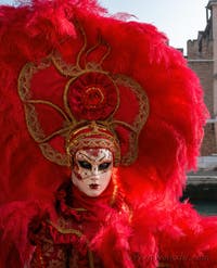 I figuranti del carnevale di Venezia davanti all'Arsenale di Venezia