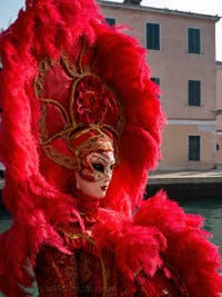 I figuranti del carnevale di Venezia davanti all'Arsenale di Venezia