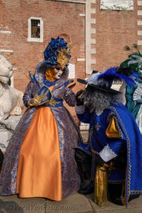 I figuranti del carnevale di Venezia davanti all'Arsenale di Venezia