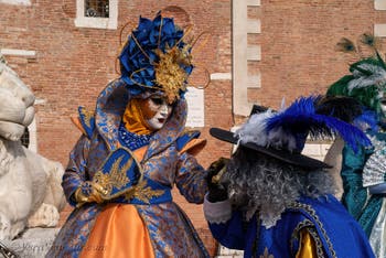 I figuranti del carnevale di Venezia davanti all'Arsenale di Venezia