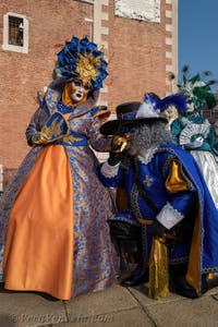 I figuranti del carnevale di Venezia davanti all'Arsenale di Venezia