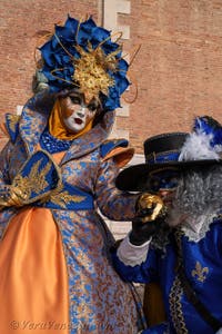 I figuranti del carnevale di Venezia davanti all'Arsenale di Venezia