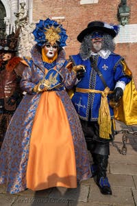 I figuranti del carnevale di Venezia davanti all'Arsenale di Venezia