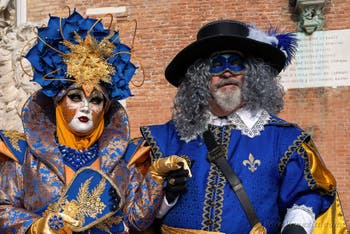 I figuranti del carnevale di Venezia davanti all'Arsenale di Venezia