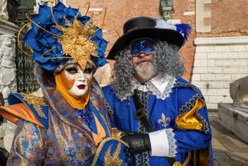 I figuranti del carnevale di Venezia davanti all'Arsenale di Venezia