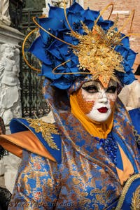 I figuranti del carnevale di Venezia davanti all'Arsenale di Venezia