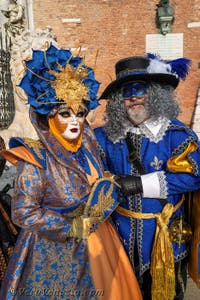 I figuranti del carnevale di Venezia davanti all'Arsenale di Venezia