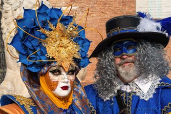 I figuranti del carnevale di Venezia davanti all'Arsenale di Venezia