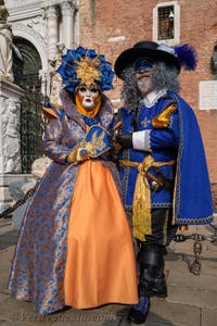 I figuranti del carnevale di Venezia davanti all'Arsenale di Venezia