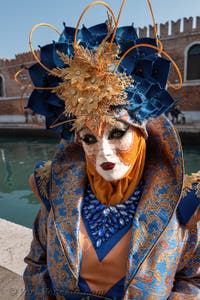 I figuranti del carnevale di Venezia davanti all'Arsenale di Venezia