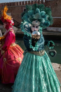 I figuranti del carnevale di Venezia davanti all'Arsenale di Venezia