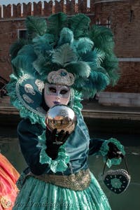 I figuranti del carnevale di Venezia davanti all'Arsenale di Venezia