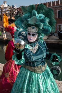 I figuranti del carnevale di Venezia davanti all'Arsenale di Venezia