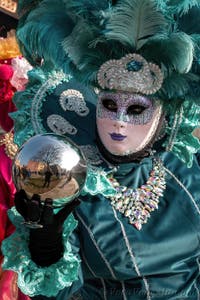 I figuranti del carnevale di Venezia davanti all'Arsenale di Venezia