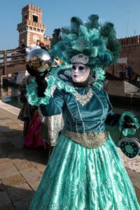 I figuranti del carnevale di Venezia davanti all'Arsenale di Venezia