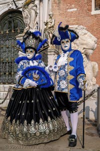 I figuranti del carnevale di Venezia davanti all'Arsenale di Venezia