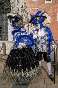 I figuranti del carnevale di Venezia davanti all'Arsenale di Venezia