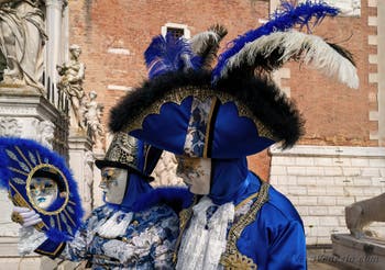 I figuranti del carnevale di Venezia davanti all'Arsenale di Venezia