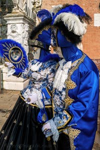 I figuranti del carnevale di Venezia davanti all'Arsenale di Venezia