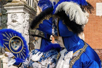 I figuranti del carnevale di Venezia davanti all'Arsenale di Venezia