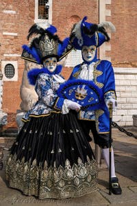 I figuranti del carnevale di Venezia davanti all'Arsenale di Venezia