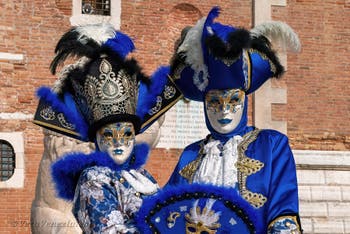 I figuranti del carnevale di Venezia davanti all'Arsenale di Venezia