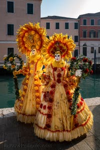 I figuranti del carnevale di Venezia davanti all'Arsenale di Venezia