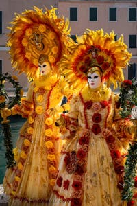 I figuranti del carnevale di Venezia davanti all'Arsenale di Venezia