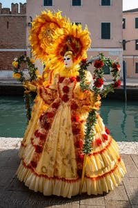 I figuranti del carnevale di Venezia davanti all'Arsenale di Venezia