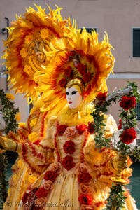 I figuranti del carnevale di Venezia davanti all'Arsenale di Venezia