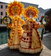 I figuranti del carnevale di Venezia davanti all'Arsenale di Venezia