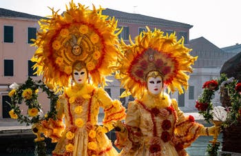 I figuranti del carnevale di Venezia davanti all'Arsenale di Venezia