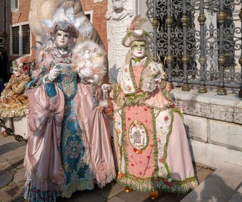 I figuranti del carnevale di Venezia davanti all'Arsenale di Venezia