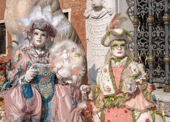 I figuranti del carnevale di Venezia davanti all'Arsenale di Venezia