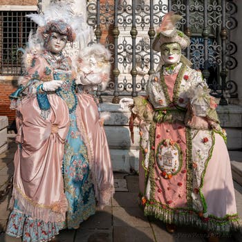 I figuranti del carnevale di Venezia davanti all'Arsenale di Venezia