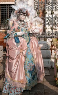 I figuranti del carnevale di Venezia davanti all'Arsenale di Venezia