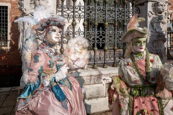 I figuranti del carnevale di Venezia davanti all'Arsenale di Venezia