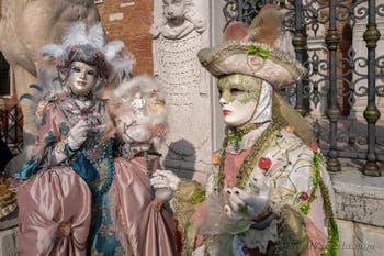 I figuranti del carnevale di Venezia davanti all'Arsenale di Venezia