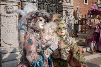 I figuranti del carnevale di Venezia davanti all'Arsenale di Venezia