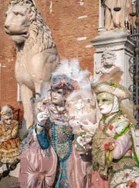 I figuranti del carnevale di Venezia davanti all'Arsenale di Venezia